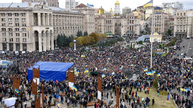 Участники акции Нет Капитуляции против согласования Киевом формулы Штайнмайера по урегулированию в Донбассе на площади Независимости в Киеве