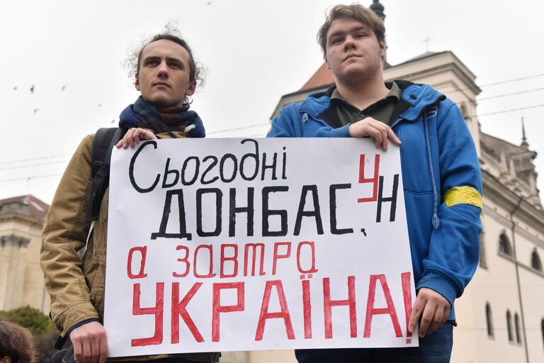 Участники акции Нет Капитуляции против согласования Киевом формулы Штайнмайера по урегулированию в Донбассе на площади Независимости в Киеве