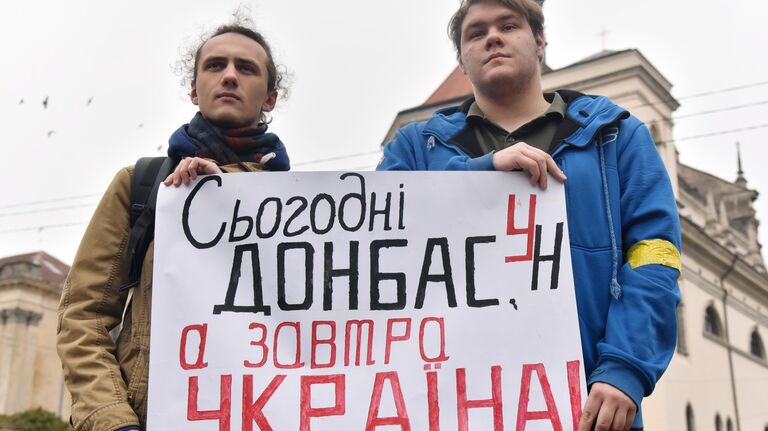 Участники акции Нет Капитуляции против согласования Киевом формулы Штайнмайера по урегулированию в Донбассе на площади Независимости в Киеве