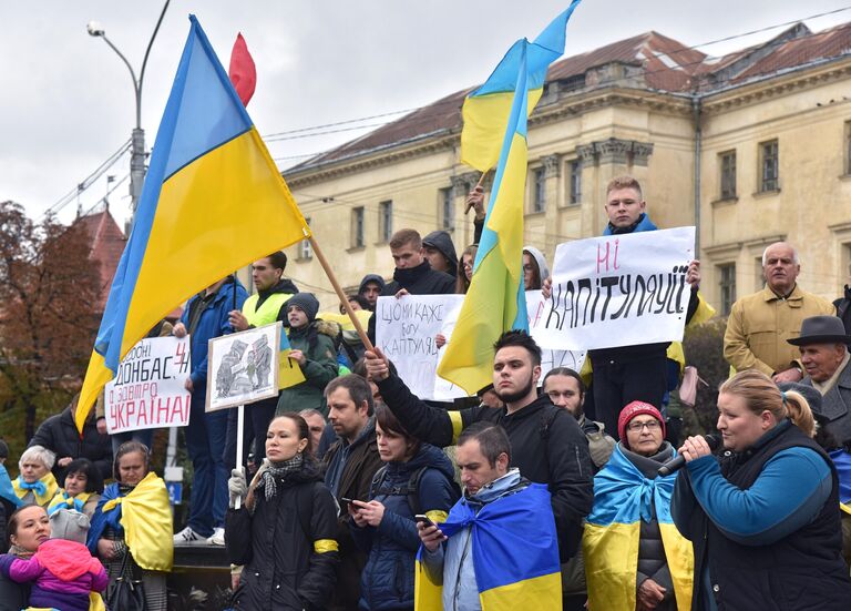 Участники акции Нет Капитуляции против согласования Киевом формулы Штайнмайера по урегулированию в Донбассе на площади Независимости в Киеве