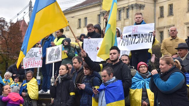 Участники акции Нет Капитуляции против согласования Киевом формулы Штайнмайера по урегулированию в Донбассе на площади Независимости в Киеве