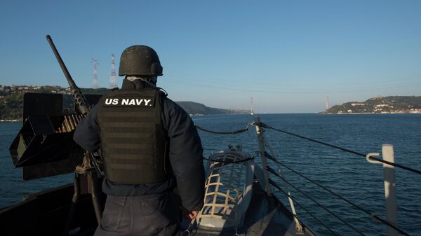 Американский моряк на борту эскадренного миноносца Росс в проливе Босфор