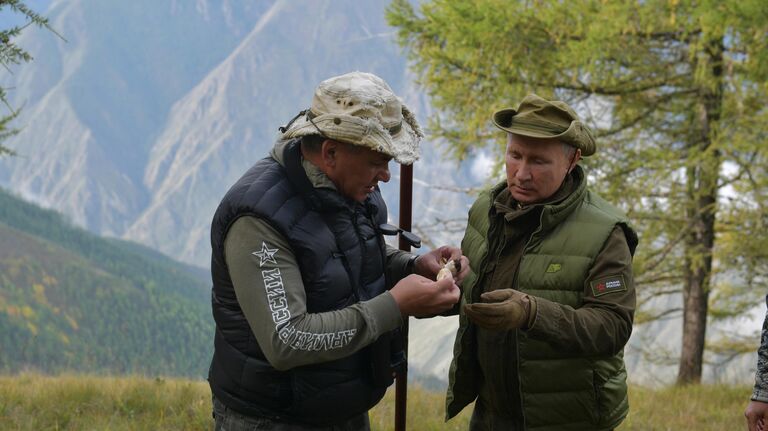 Президент РФ Владимир Путин и министр обороны РФ Сергей Шойгу во время прогулки в тайге