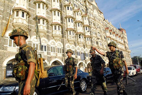 Военные возле гостиницы Taj Hotel, подвергшейся нападению террористов в Мумбаи