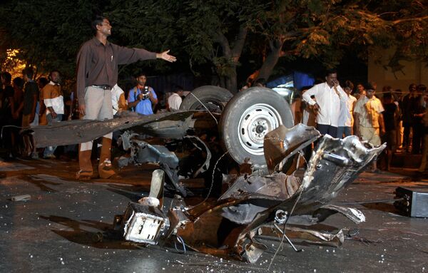 Последствия взрывов на одной из улиц Мумбаи