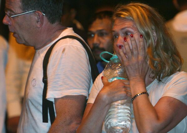 Иностранные туристы из отеля Тадж-Махал, подвергшегося нападению террористов в Мумбаи
