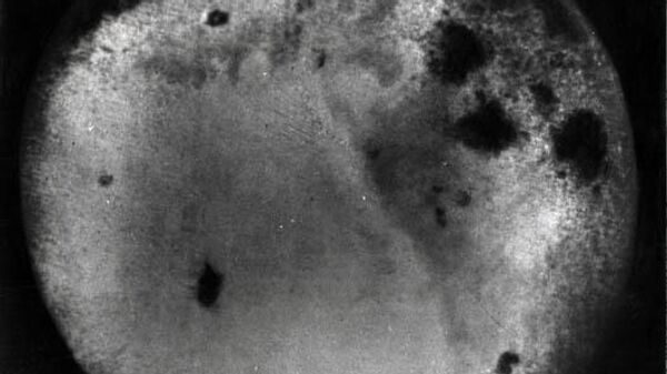 Один из первых фотоснимков обратной стороны Луны, сделанных советской станцией Луна-3. Архивное фото. Предоставлено Российским государственным архивом научно-технической документации