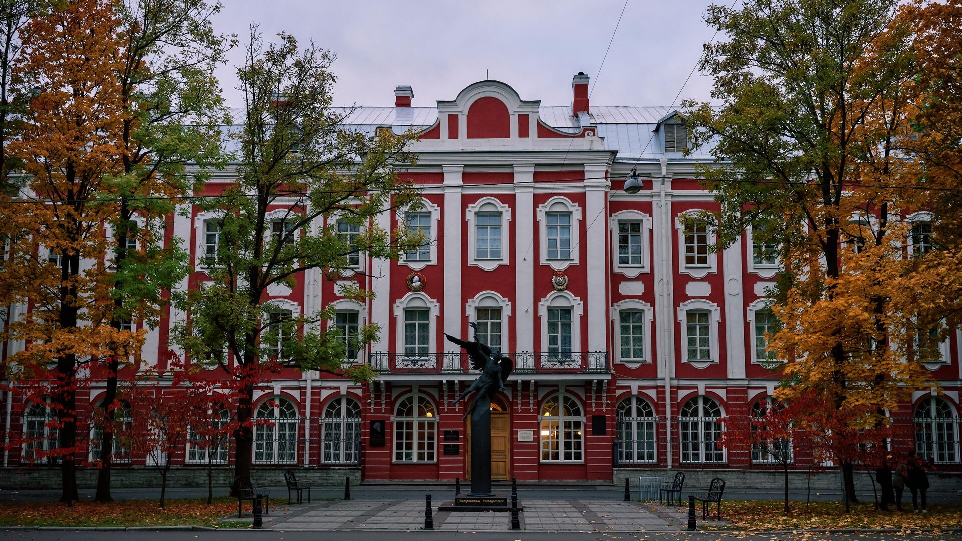 Главное здание Санкт-Петербургского Государственного университета на Васильевском острове в Санкт-Петербурге - РИА Новости, 1920, 25.01.2022