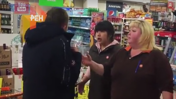 Драка покупателей с продавцами в московском супермаркете попала на видео
