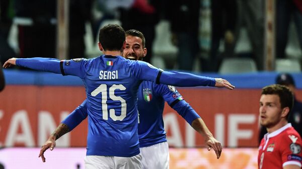 Футболисты сборной Италии Стефано Сенси и Леонардо Спинаццола
