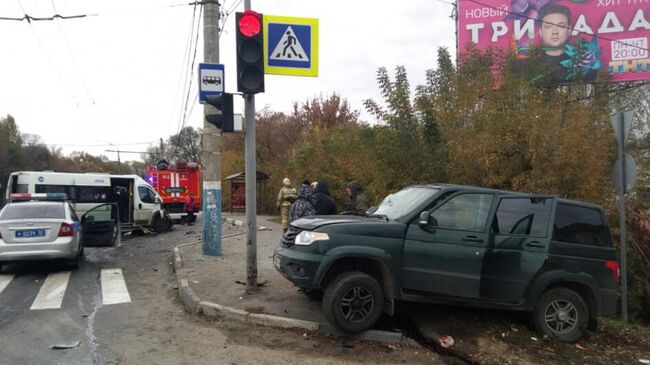 ДТП с участием легкового автомобиля и микроавтобуса маршрутного такси в Брянске. 7 октября 2019