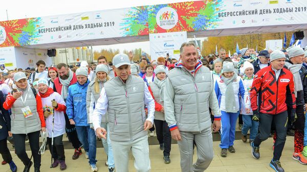 Всероссийский день ходьбы в Ижевске, справа на переднем плане Глава ОКР Станислав Поздняков