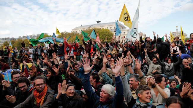 Cторонники экологического движения Extinction Rebellion проводят акцию в защиту климата