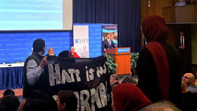 В США в Джорджтаунском университете протестующие сорвали выступление исполняющего обязанности министра внутренней безопасности США Кевина Макалинана по иммиграционной политике.