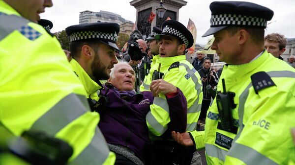 Сотрудники полиции и участники акции протеста движения Extinction Rebellion на Трафальгарской площади в Лондоне. 7 октября 2019
