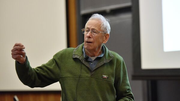 Ученый Джеймс Пиблз на  лекции   в Принстонском университете штат Нью-Джерси, США