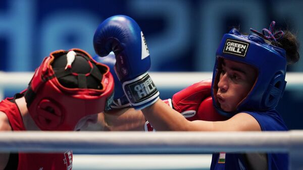 Слева направо: Кэрис Эртингстолл (Англия) и Мижгона Самадова (Таджикистан) в поединке отборочного этапа в весовой категории до 57 кг на чемпионате мира по боксу AIBA среди женщин в Улан-Удэ.