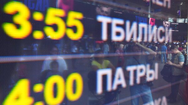 Информационное табло с расписанием авиарейсов в аэропорту Домодедово. Архивное фото