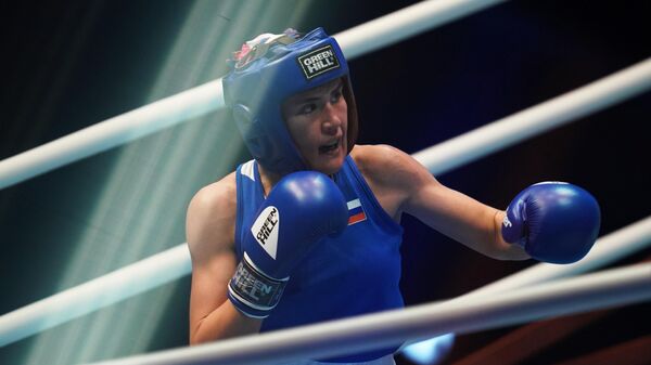 Людмила Воронцова (Россия) в поединке отборочного этапа в весовой категории до 57 кг против Микаэлы Уолш (Ирландия) на чемпионате мира по боксу AIBA среди женщин в Улан-Удэ.
