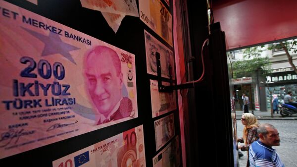 Изображение банкноты номиналом 200 турецких лир с фотографией Мустафы Кемаля Ататюрка на обменном пункте в Стамбуле