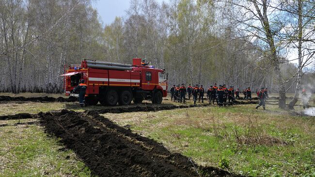 Сотрудники пожарной охраны