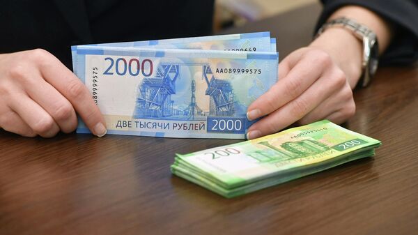 Купюры номиналом 200 и 2000 рублей 