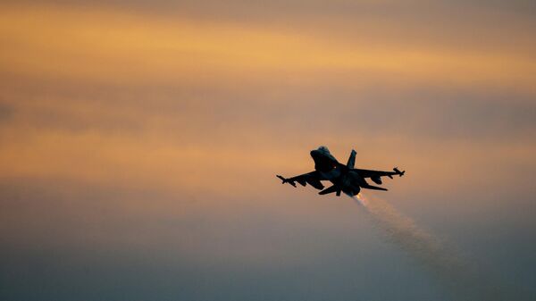 Американский истребитель  F-16 в небе