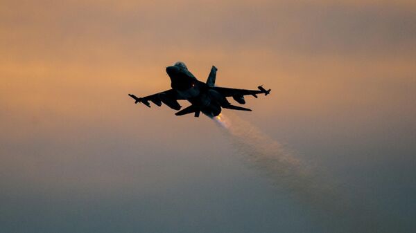 Американский истребитель  F-16 в небе