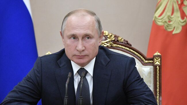 Президент РФ Владимир Путин проводит совещание с постоянными членами Совета безопасности