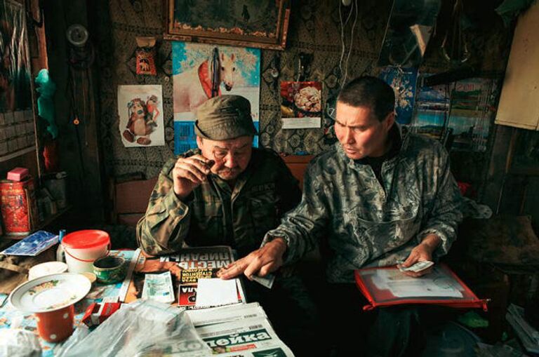 Почтальон Андриян Хромов выдает пенсию