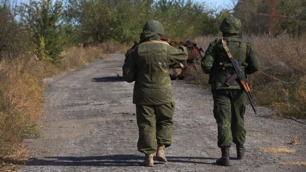 Военнослужащие в поселке на линии соприкосновения в Донбассе
