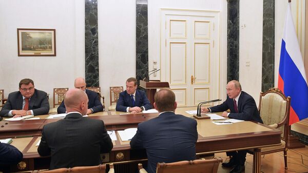 LIVE: Владимир Путин проводит совещание с представителями правительства РФ