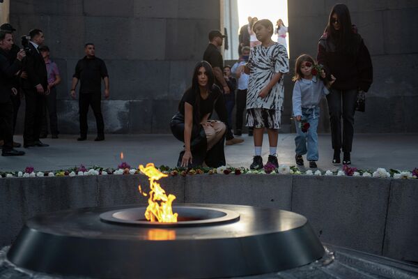 Американская модель, актриса Ким Кардашьян возлагает цветы к Вечному огню на территории мемориального комплекса Цицернакаберд, посвящённого жертвам геноцида армян 1915 года, в Ереване