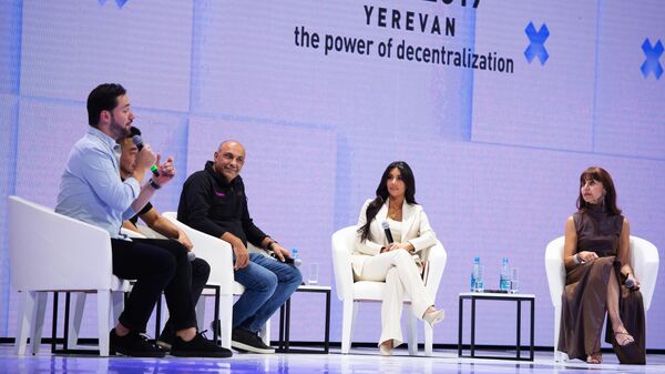 Американская модель, актриса Ким Кардашьян во время форума Всемирного конгресса информационных технологий в Ереване