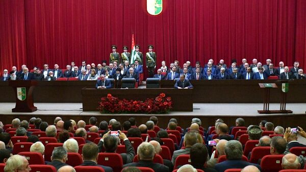 Избранный президент Абхазии Рауль Хаджимба приносит присягу во время церемонии инаугурации в Большом зале заседаний кабинета министров в Сухуме