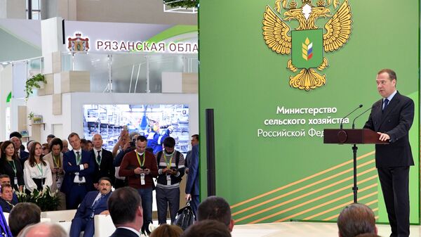 Председатель правительства РФ Дмитрий Медведев выступает на церемонии открытия 21-й Российской агропромышленной выставки Золотая осень на ВДНХ