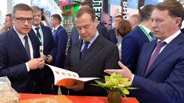 Председатель правительства РФ Дмитрий Медведев во время посещения 21-й Российской агропромышленной выставки Золотая осень на ВДНХ