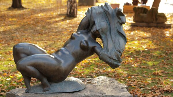 Скульптура  Лежащая в парке искусств Музеон в Москве 