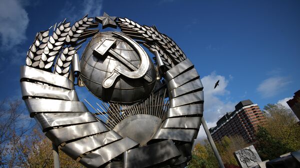 Герб СССР в парке искусств Музеон в Москв