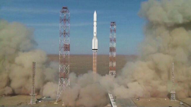 Запуск ракеты-носителя Протон-М с европейским и американским спутниками с космодрома Байконур. 9 октября 2019 (стоп-кадр трансляции)