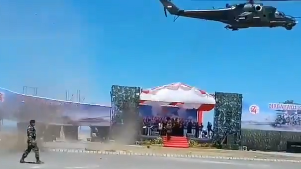 В Индонезии Ми-35П снес декорации во время парада  скрин