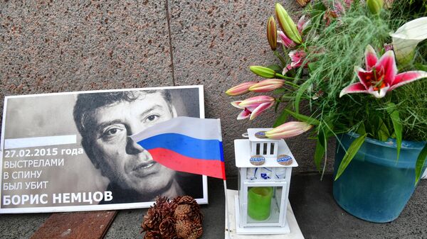 Цветы и свечи на месте гибели политика Бориса Немцова на Большом Москворецком мосту в Москве