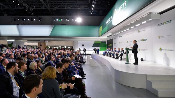 Дмитрий Медведев выступает на пленарном заседании Зелёный бренд. Произведено в России: перспективы на глобальном продовольственном рынке на ВДНХ