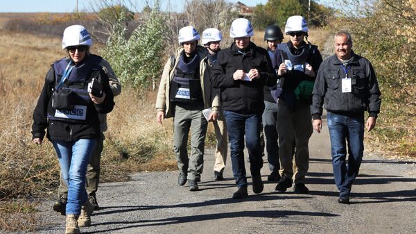 Наблюдатели ОБСЕ в селе Петровское, где должен состояться отвод сил бойцов подразделений ДНР