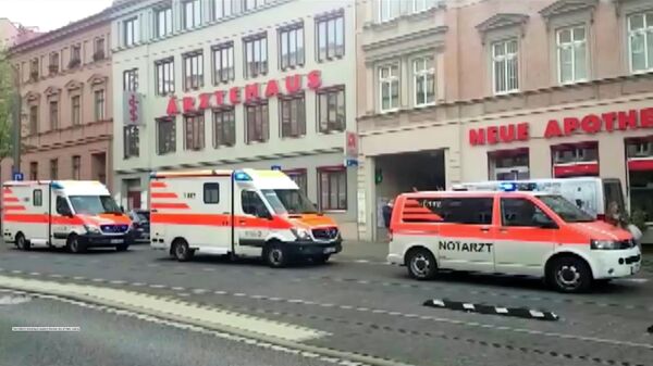 Автомобили оперативных служб на месте стрельбы в городе Галле, Германия. 9 октября 2019