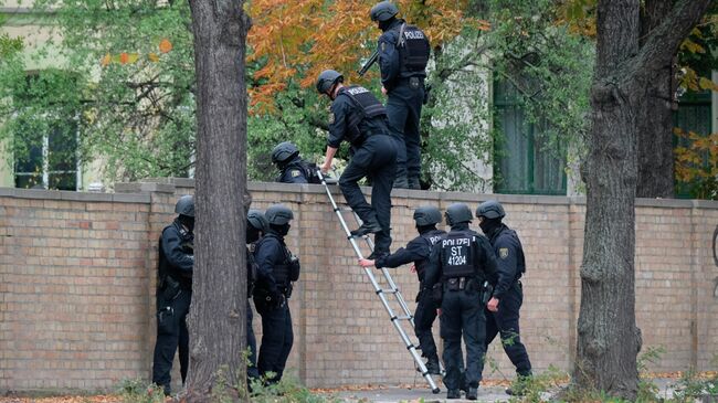 Сотрудники полиции на месте стрельбы в городе Галле, Германия. 9 октября 2019