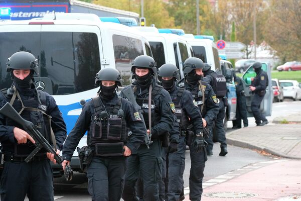 Сотрудники полиции на месте стрельбы в городе Галле, Германия. 9 октября 2019