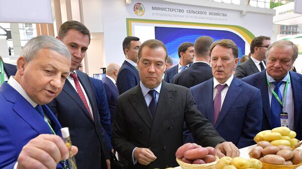 Дмитрий Медведев во время посещения 21-й Российской агропромышленной выставки Золотая осень на ВДНХ