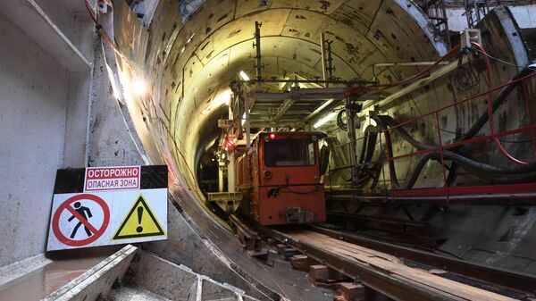 Мотовоз в тоннеле строящейся станции метро Ржевская Большой кольцевой линии в Москве