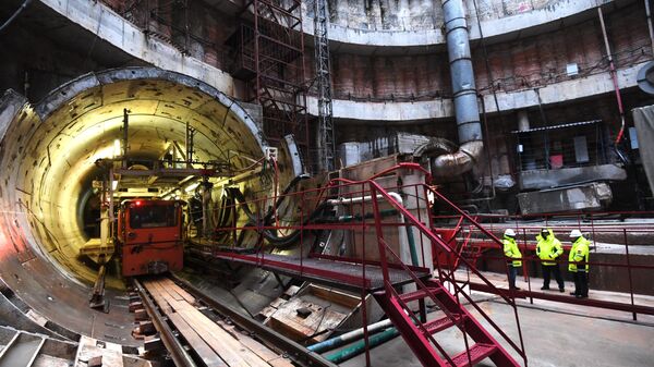 Мотовоз в тоннеле строящейся станции метро Ржевская Большой кольцевой линии в Москве
